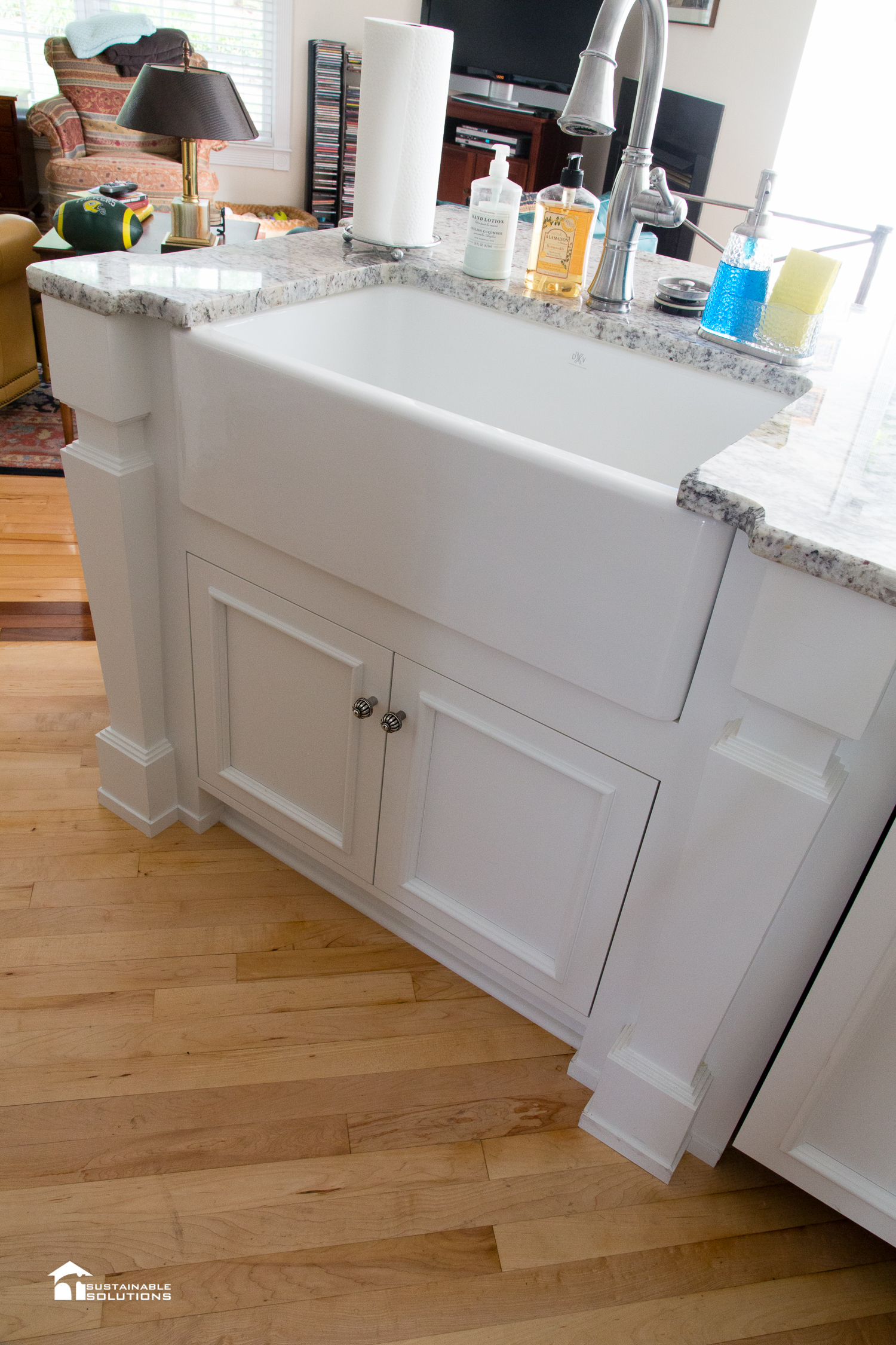 White kitchen cabinets farmhouse sink